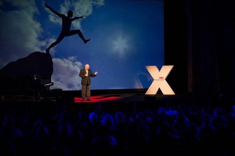 一位演讲者站在舞台上，在之前的TEDx活动在太平洋.