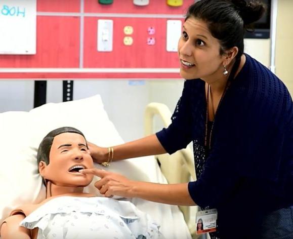 病人模拟实验室的Deepti Vyas教授